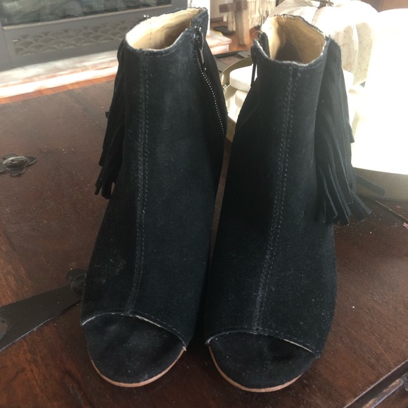 Kensie suede tassel booties size 6 - Picture 2 of 4